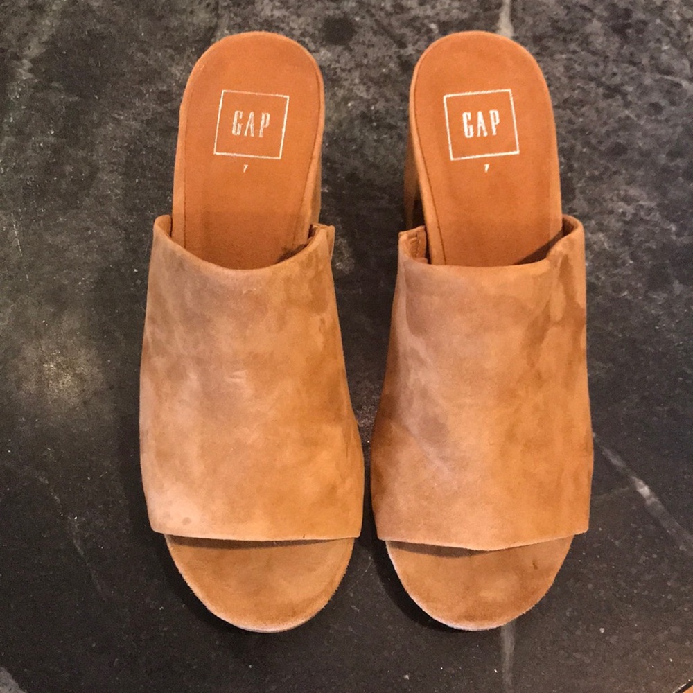 WOMENS SIZE 7 GAP CAMEL WEDGE OOEN TOE SANDAL